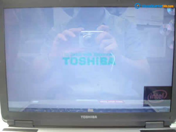 Laptop screen shows wrong colors